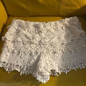 Lacey cream shorts with hidden zipper